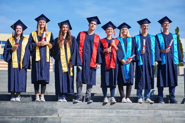 Groep van jonge afgestudeerden — Stockfoto