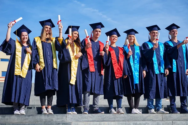 Gruppo di giovani laureati — Foto Stock