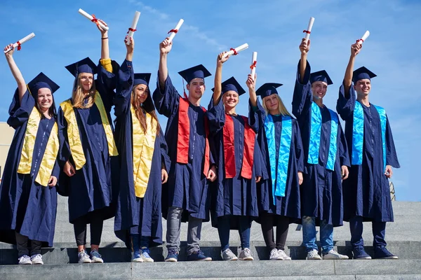 Groupe de jeunes diplômés — Photo