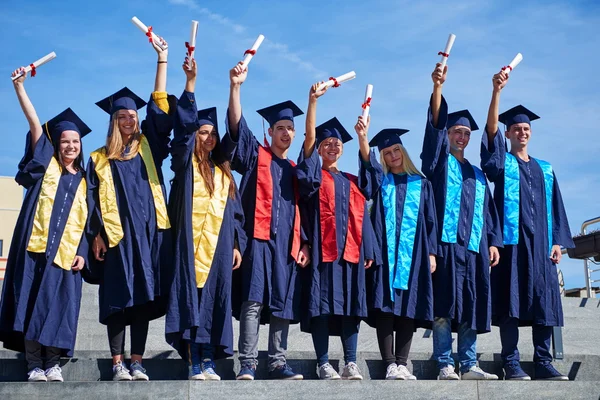 Groep van jonge afgestudeerden — Stockfoto