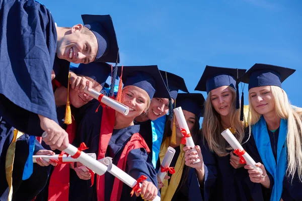 Grupo de jovens graduados — Fotografia de Stock