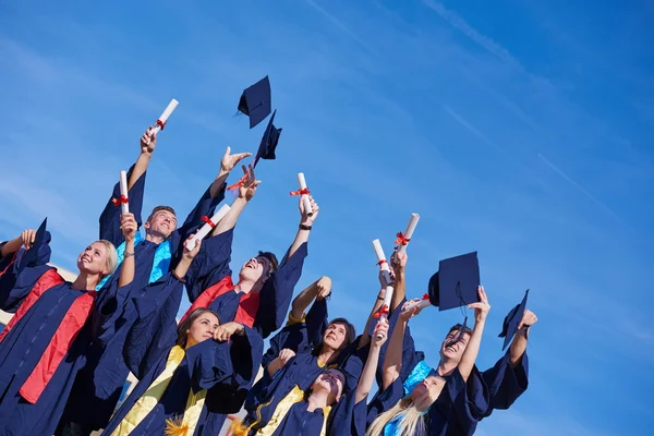 Grupo de jovens graduados — Fotografia de Stock