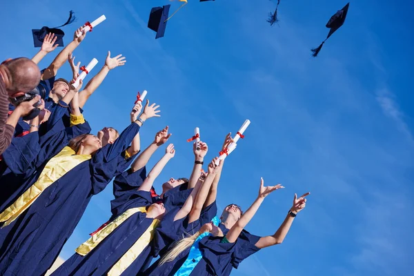 Gruppe junger Absolventen — Stockfoto