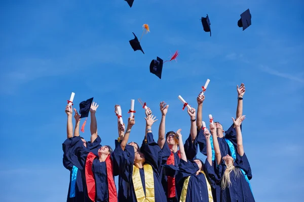 Grupo de jóvenes graduados — Foto de Stock