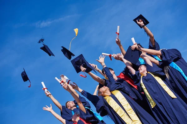 Groep van jonge afgestudeerden — Stockfoto