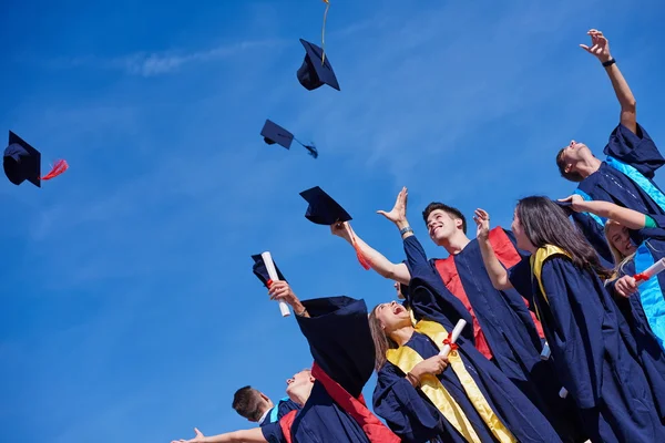 Groep van jonge afgestudeerden — Stockfoto