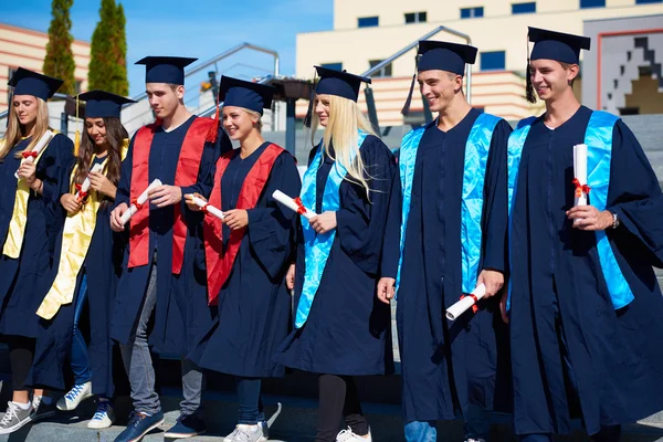 Groupe de jeunes diplômés — Photo