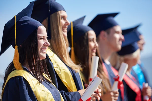 Grupo de jóvenes graduados — Foto de Stock