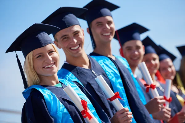 Groep van jonge afgestudeerden — Stockfoto