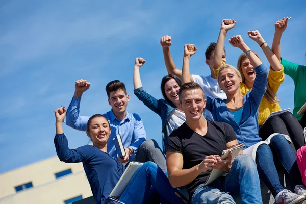 Studenti fuori seduti su gradini — Foto Stock