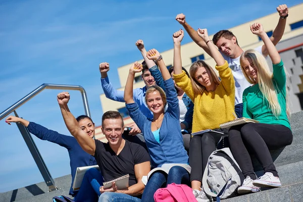 Studenti fuori seduti su gradini — Foto Stock