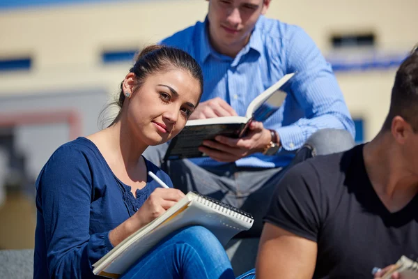 Studenti mimo sedí na schodech — Stock fotografie