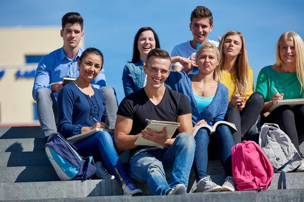 Studenci poza siedzący na schodach — Zdjęcie stockowe