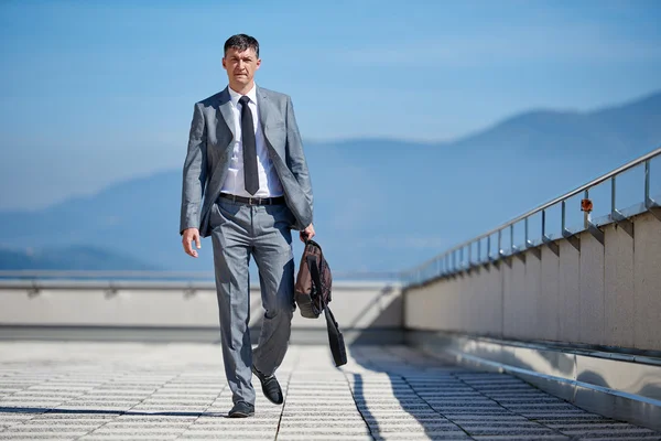 Hombre de negocios senior al aire libre — Foto de Stock