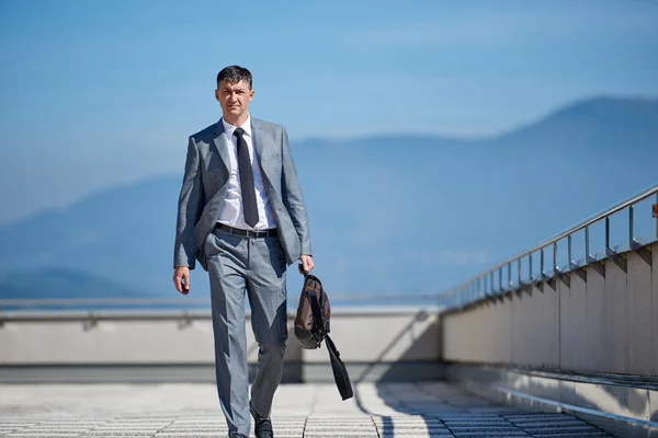 Hombre de negocios senior al aire libre — Foto de Stock