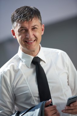 Telefon kullanan bir iş adamı