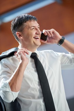 Telefon kullanan bir iş adamı