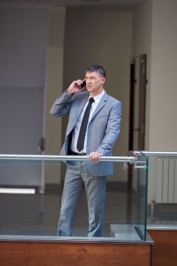 Telefon kullanan bir iş adamı