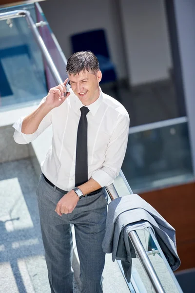 Affärsman som använder telefon — Stockfoto