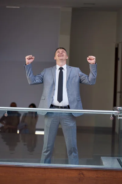 Homme d'affaires heureux avec les mains en l'air de joie — Photo