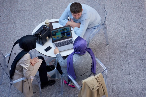 Grupp av studenter ovanifrån — Stockfoto