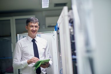 sunucu odasına çalışan mühendis