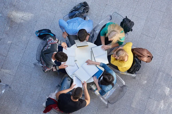 Grupp av studenter ovanifrån — Stockfoto