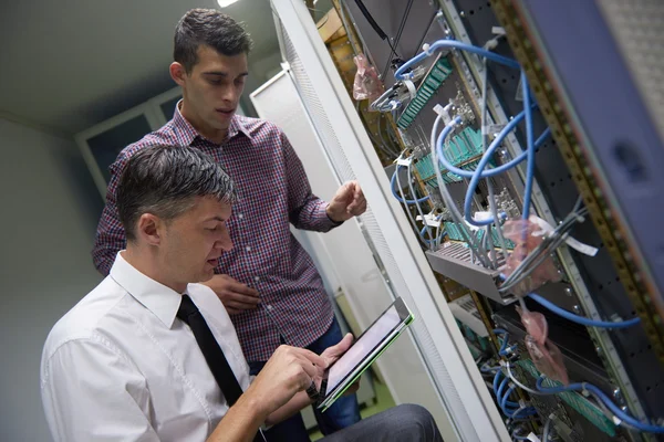 Ingénieurs réseau dans la salle des serveurs — Photo