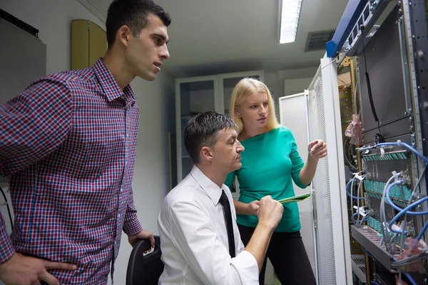 Engeneers working in network server room — Stock Photo, Image