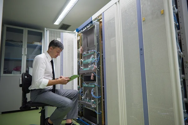 Ingeniero que trabaja en la sala de servidores — Foto de Stock