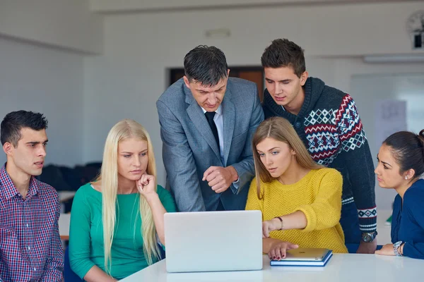 Studenter får stöd de från lärare — Stockfoto