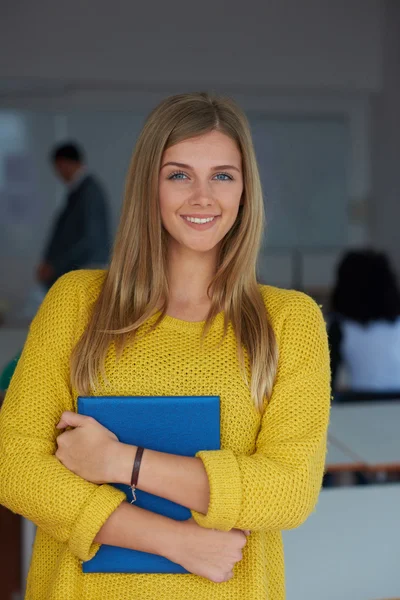 Portret van jonge vrouwelijke student — Stockfoto