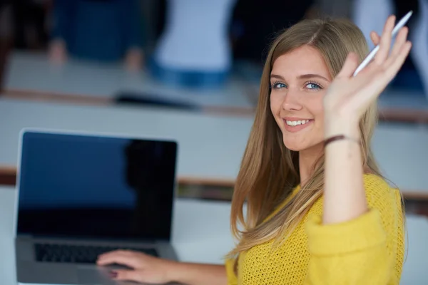 Lächelnde Studentin im Tech-Klassenzimmer — Stockfoto