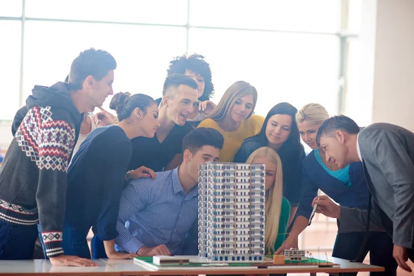 Gruppe von Schülern mit Lehrer — Stockfoto