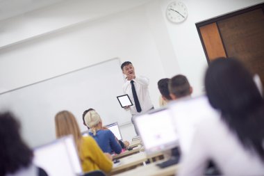 Öğrenciler bilgisayar sınıfta öğretmen ile