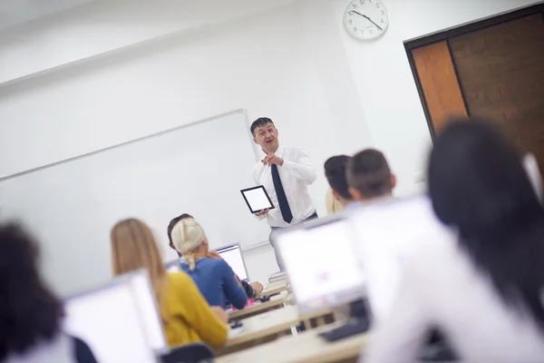 Studenti con insegnante in aula computer — Foto Stock