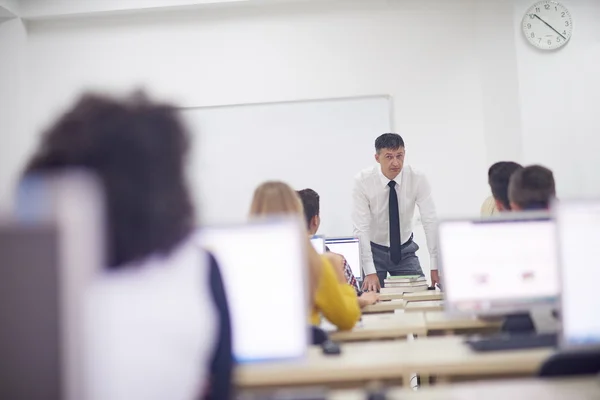 Studenti con insegnante in aula computer — Foto Stock