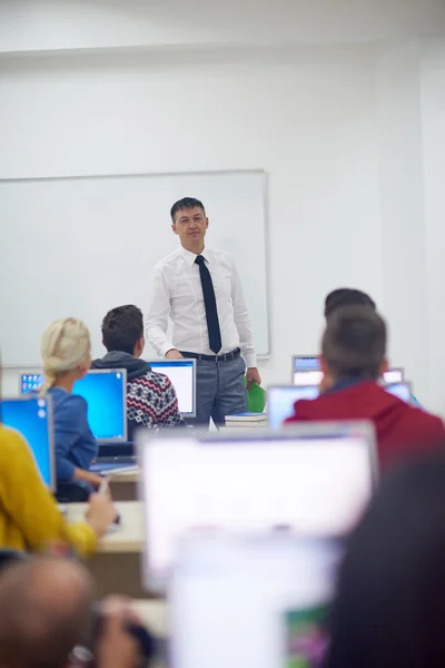 Students with teacher  in computer classroom — Stock Photo, Image
