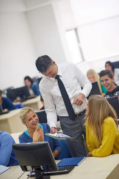 Alunos com professor em sala de aula de informática — Fotografia de Stock