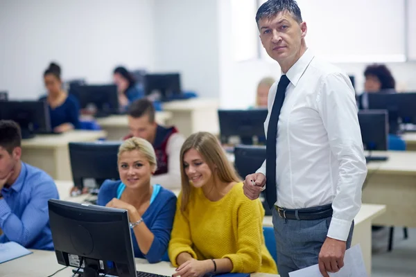 Studenten met de leraar in de klas van de computer — Stockfoto