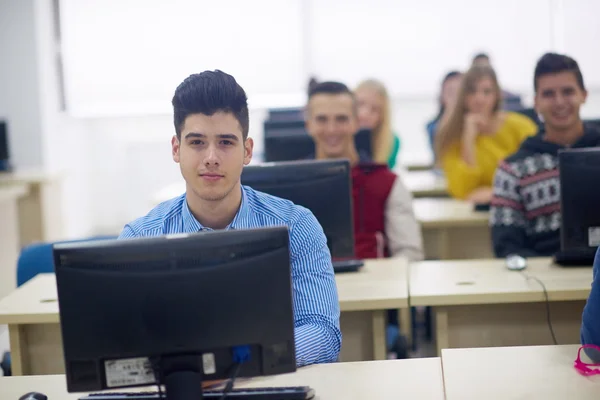Elever i computer lab klassrum — Stockfoto