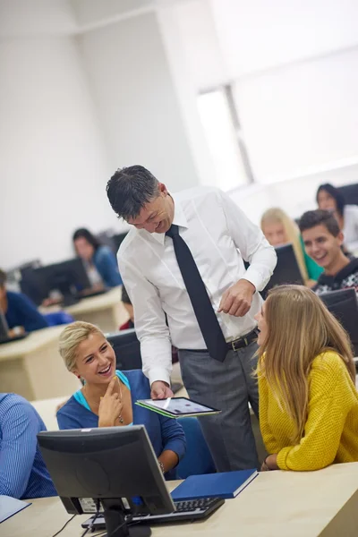 Students with teacher in computer classroom — Stock Photo, Image