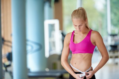 genç kadın göbek ölçme yerleştirmek