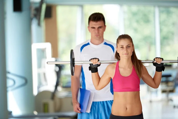 Jovem mulher desportiva com treinador — Fotografia de Stock