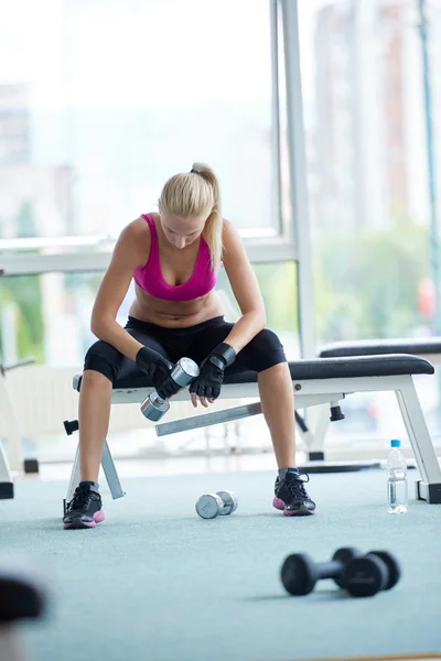 Jeune femme exercice avec haltères — Photo