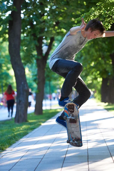 Mladík na lyžích skateboard — Stock fotografie