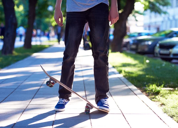 Jonge jongen op skateboard springen — Stockfoto