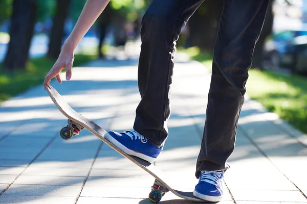 Jonge jongen op skateboard springen — Stockfoto