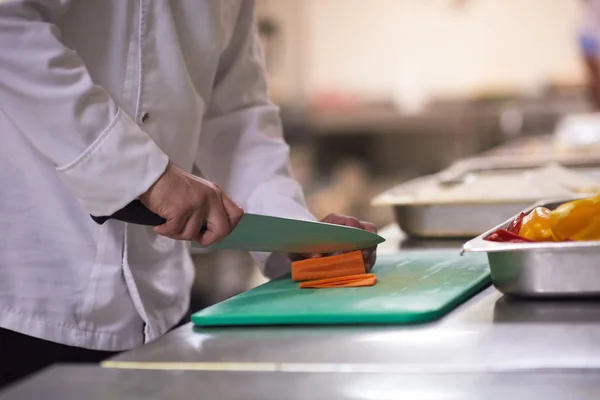Шеф-кухар нарізає овочі ножем — стокове фото