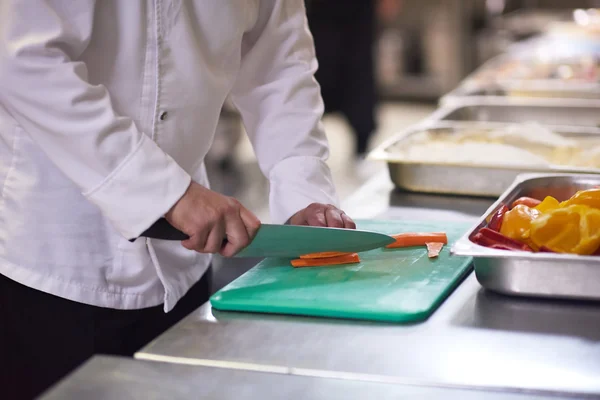 Chef rebanando verduras — Foto de Stock